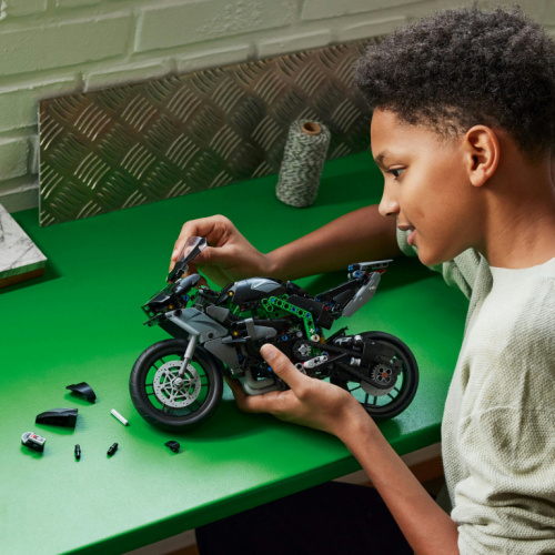 LEGO Technic Kawasaki Ninja H2R Motorrad 42170